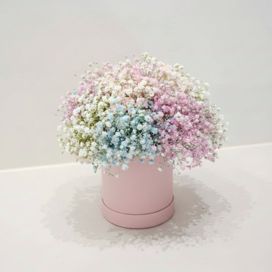 pudrowo-różowy flower box z gipsówką. Kwiaciarnia, mobilna kwiaciarnia