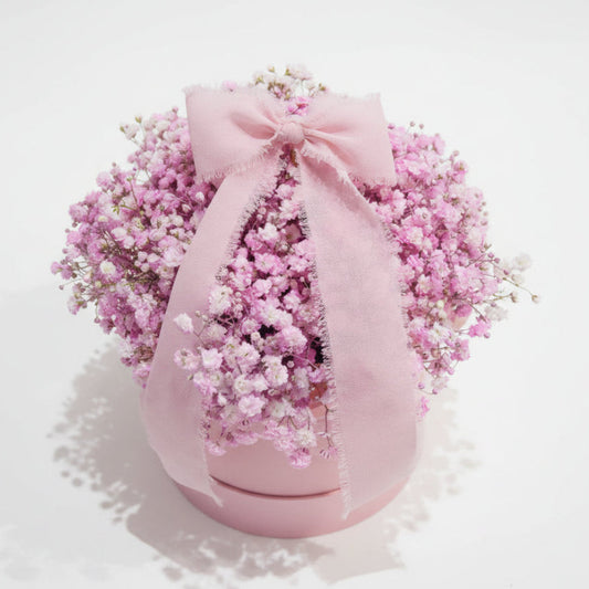 Flower box z różową gipsówką i kokardą. Kwiaciarnia, mobilna kwiaciarnia. Kwiaty z dowozem