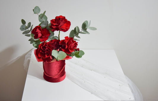 FLOWER BOX klasyczne czerwone róże z eukaliptusem