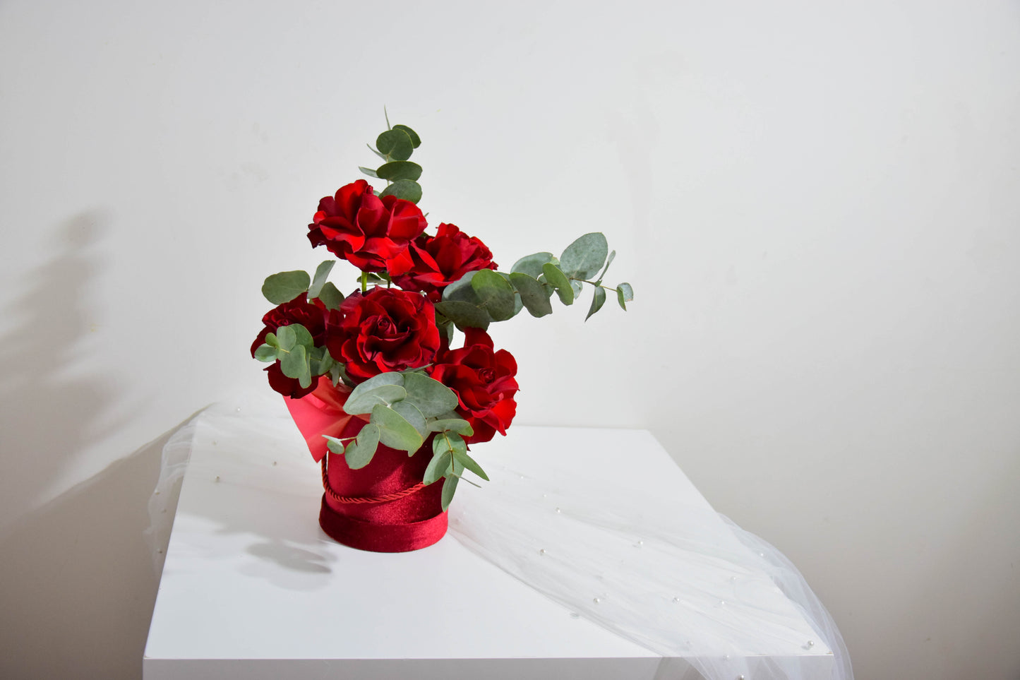 FLOWER BOX klasyczne czerwone róże z eukaliptusem