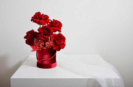 FLOWER BOX klasyczne czerwone róże z gipsówką