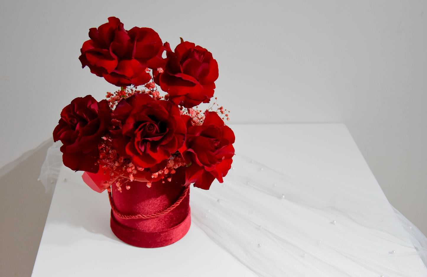 FLOWER BOX klasyczne czerwone róże z gipsówką