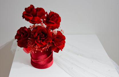 FLOWER BOX klasyczne czerwone róże z gipsówką