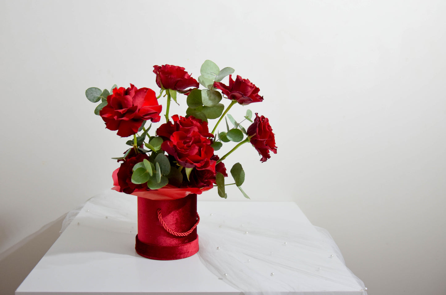 FLOWER BOX klasyczne czerwone róże z nutką Australii