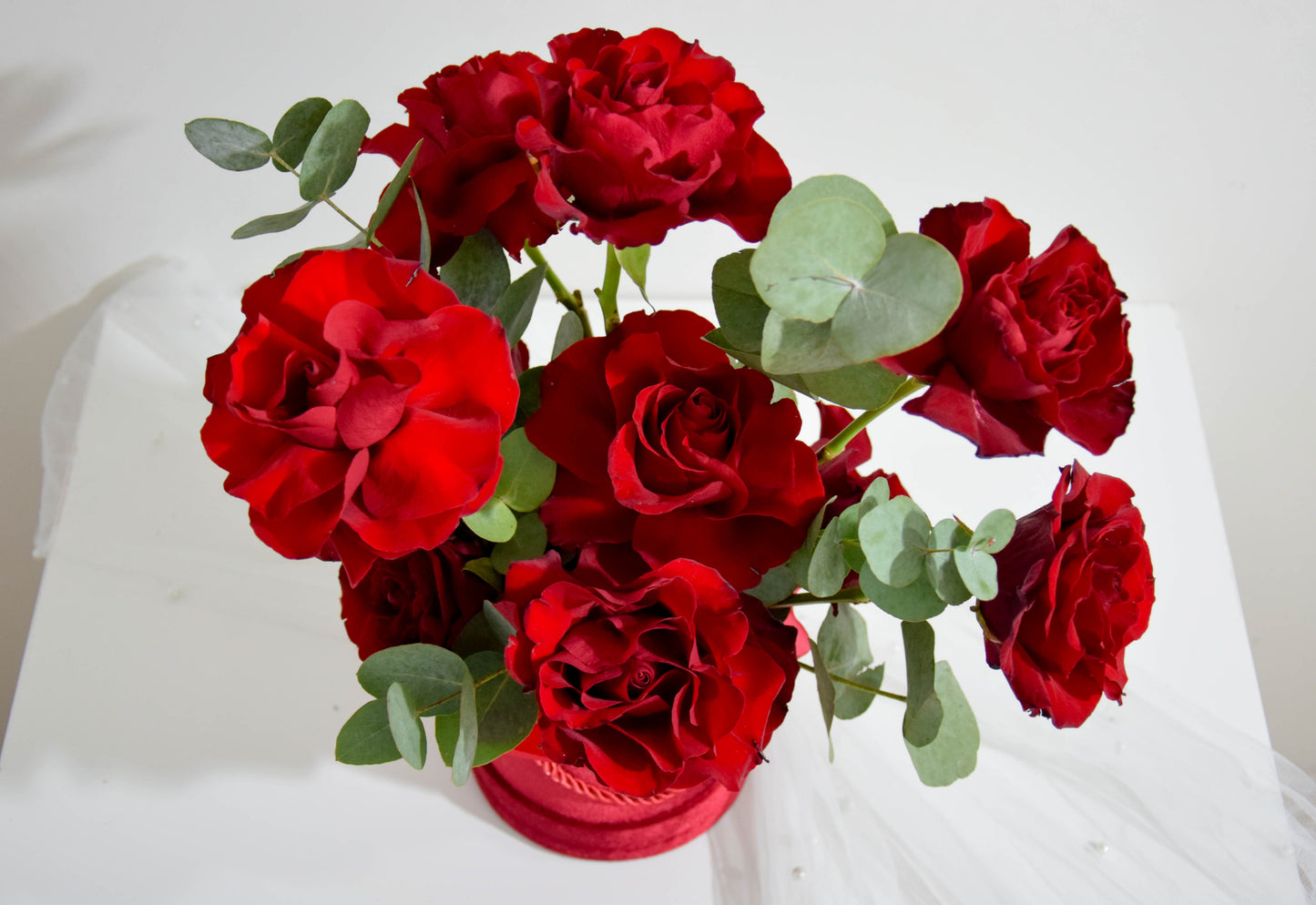 FLOWER BOX klasyczne czerwone róże z nutką Australii