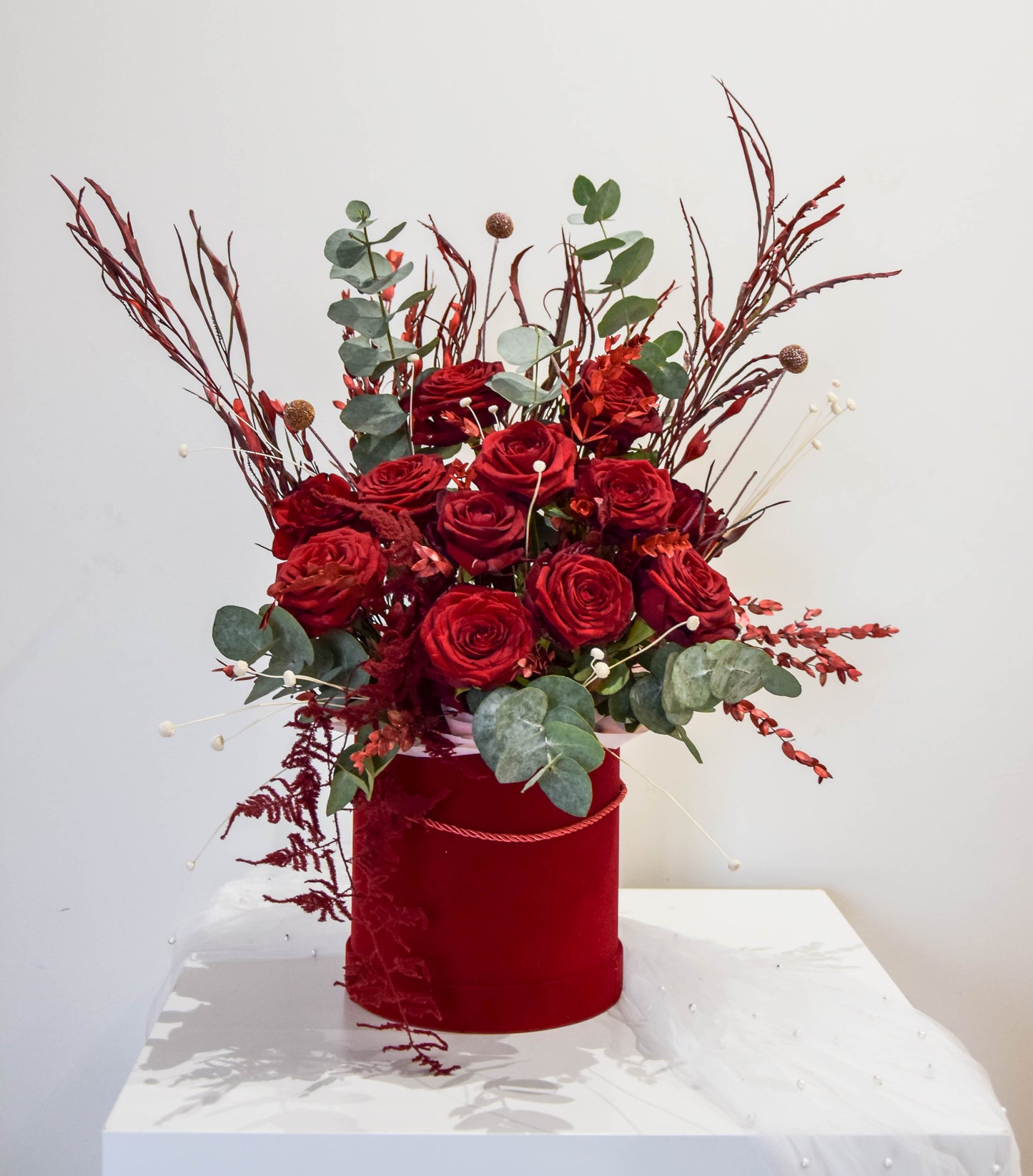 Flower Box XL z czerwonymi różami w eleganckim pudełku. Kwiaty z dowozem, mobilna kwiaciarnia, kwiaciarnia