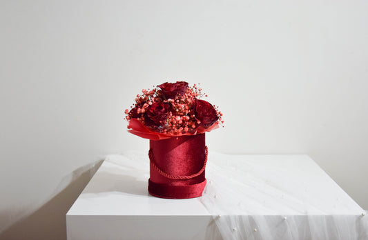 Flower Box  z czerwonymi różami i gipsówką w eleganckim pudełku. Kwiaty z dowozem, mobilna kwiaciarnia, kwiaciarnia