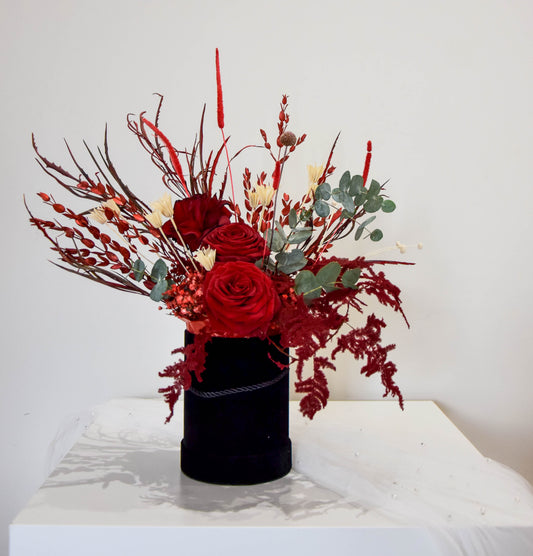 Flower Box  z czerwonymi różami w eleganckim pudełku. Kwiaty z dowozem, mobilna kwiaciarnia, kwiaciarnia