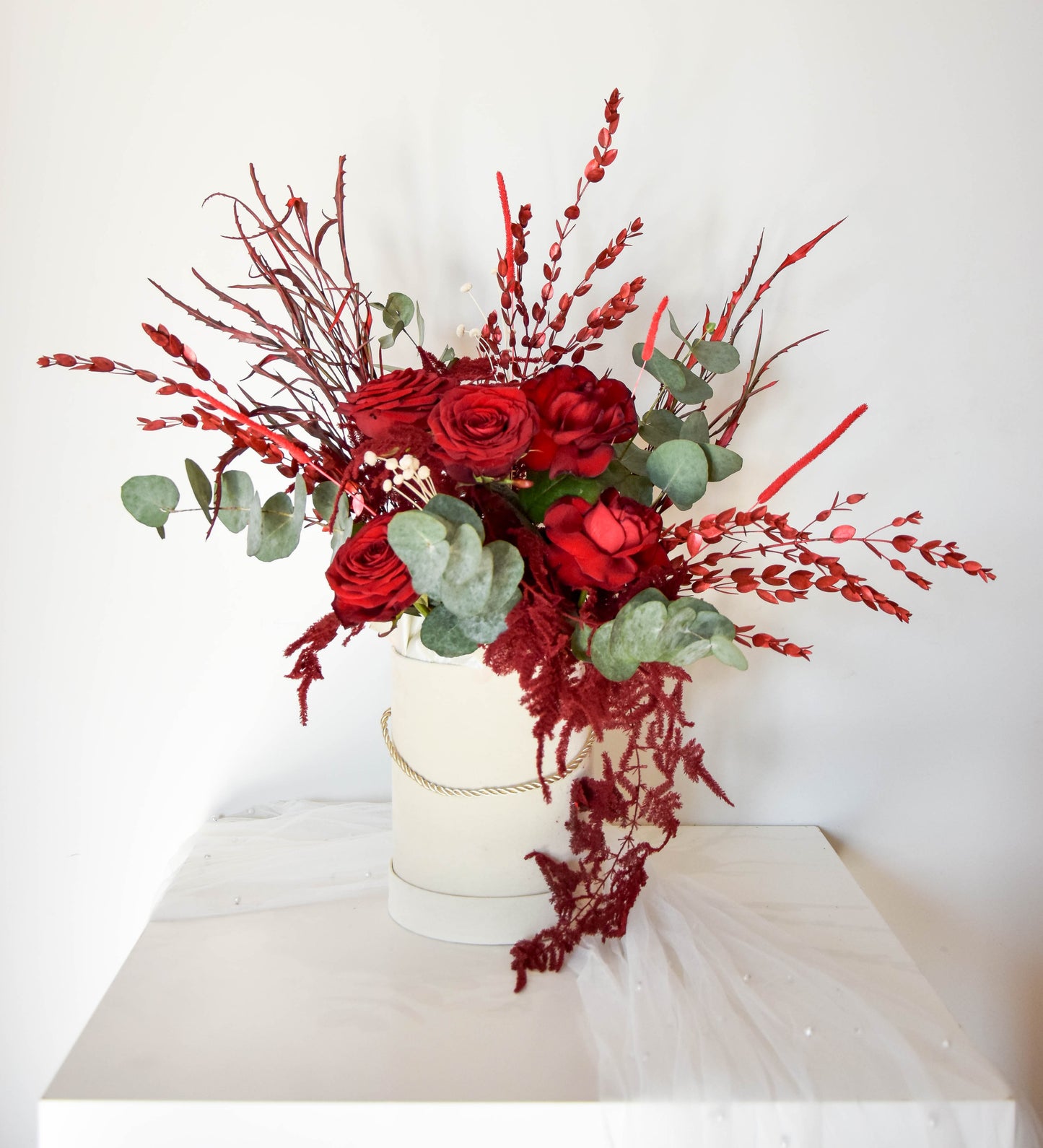 Flower Box z czerwonymi różami w eleganckim pudełku. Kwiaty z dowozem, mobilna kwiaciarnia, kwiaciarnia