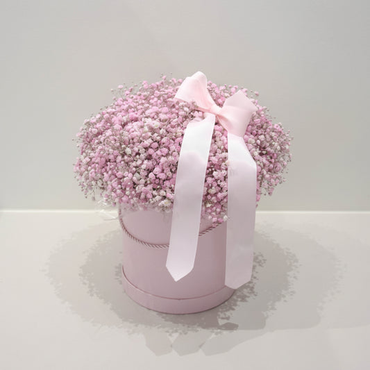 Flower box z różową gipsówką w pudełku – Zielona Przystań.
Mobilna kwiaciarnia, kwiaciarnia