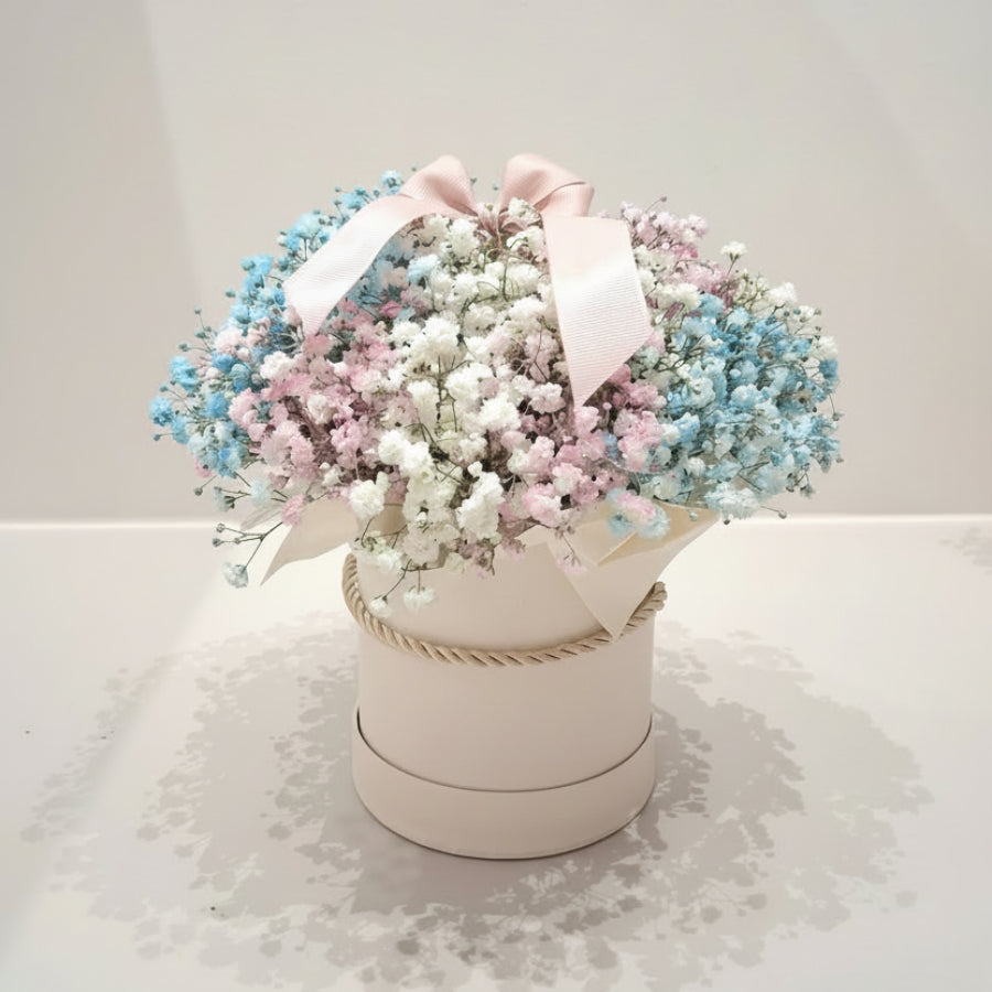 Kolorowa gipsówka w flower boxie – kwiaty w pudełku. Mobilna kwiaciarnia, kwiaciarnia