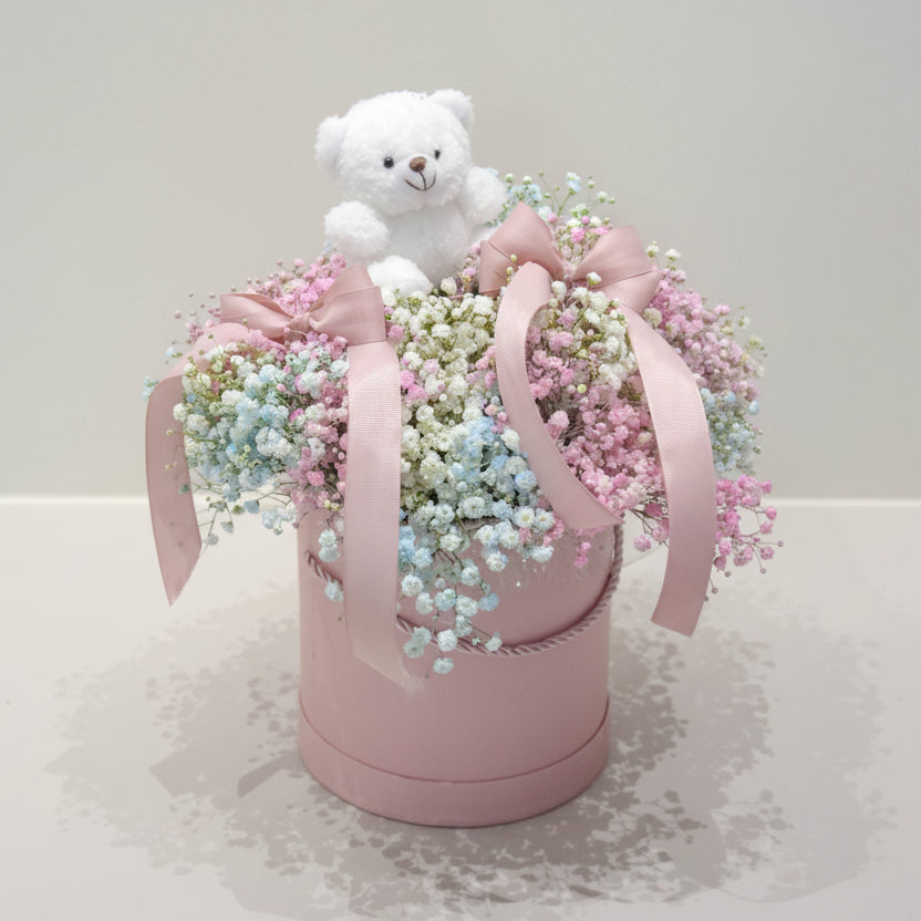 Elegancki flower box z gipsówki pastelowy, mobilna kwiaciarnia. Kwiaty z dowozem. Kwiaciarnia