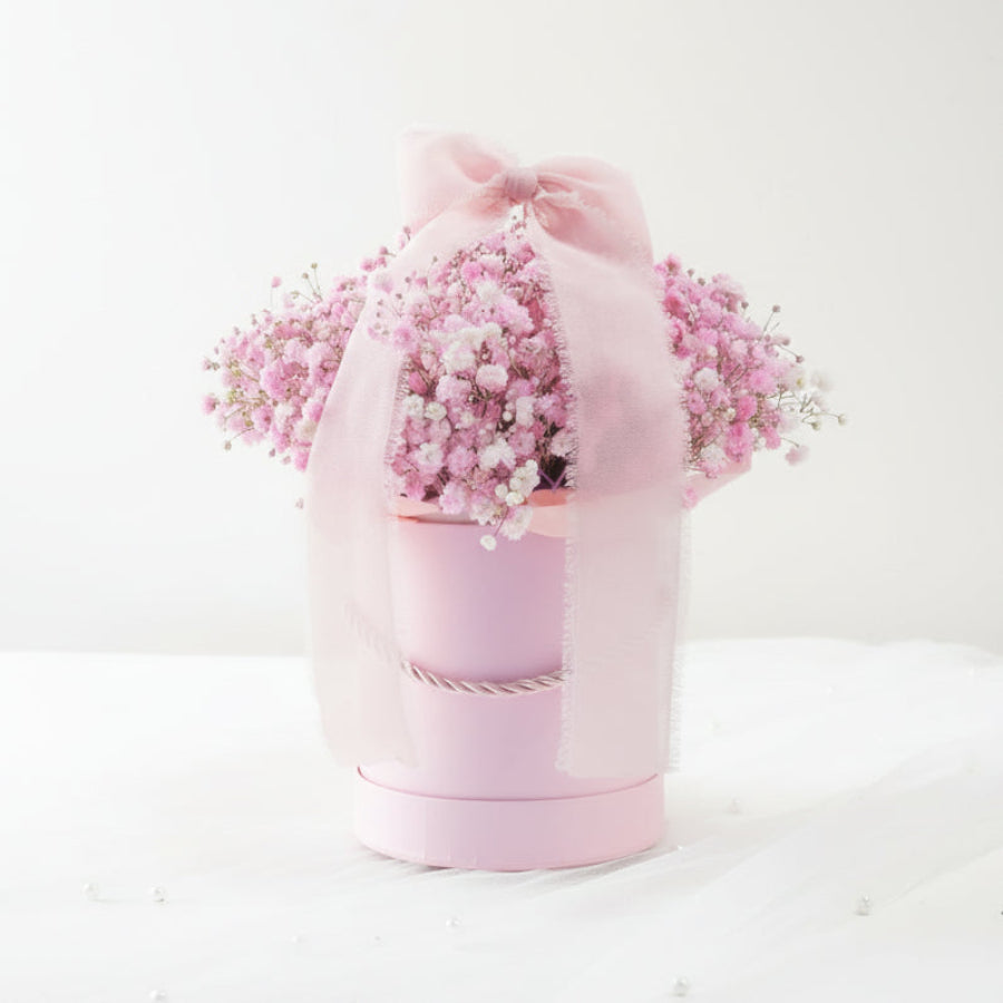 Pudrowo-różowy flower box z różową gipsówką. Mobilna kwiaciarnia