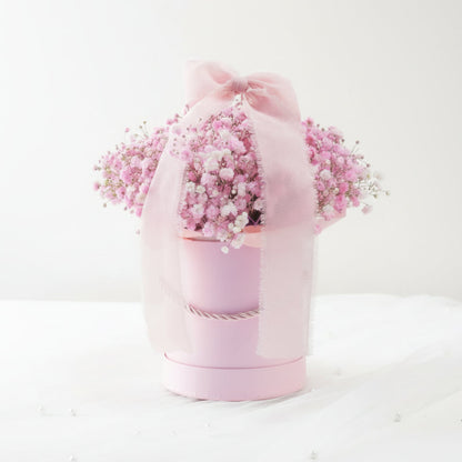 Pudrowo-różowy flower box z różową gipsówką. Mobilna kwiaciarnia