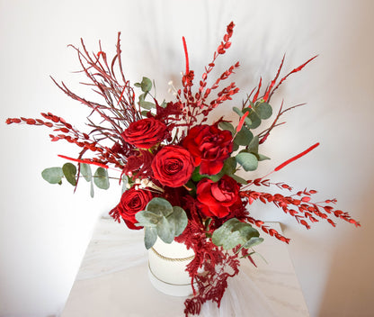 Flower Box z czerwonymi różami w eleganckim pudełku. Kwiaty z dowozem, mobilna kwiaciarnia, kwiaciarnia