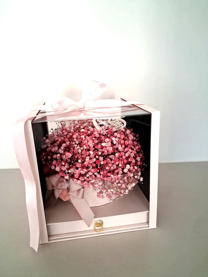 Flower box z różową gipsówką w eleganckim pudełku z szufladką- prezent na dzień kobiet. Mobilna kwiaciarnia
