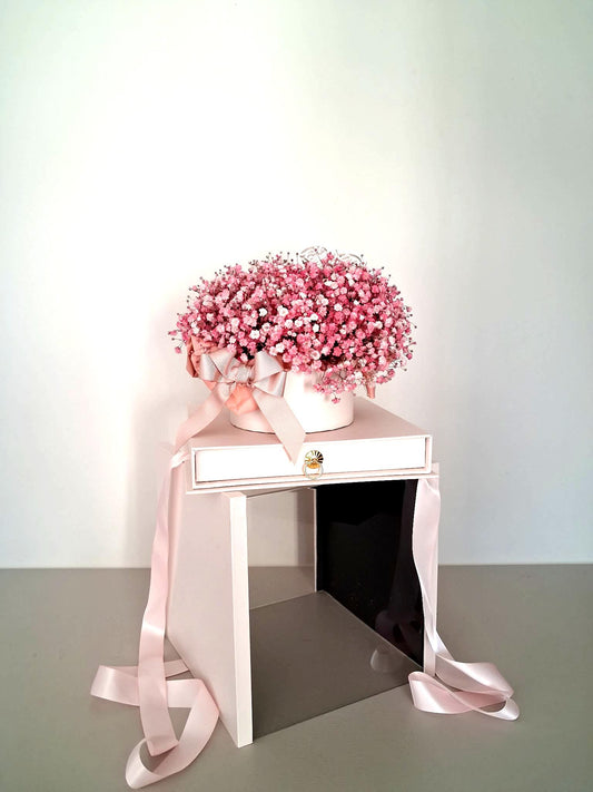 Flower box z różową gipsówką w eleganckim pudełku z szufladką- prezent na dzień kobiet. Mobilna kwiaciarnia
