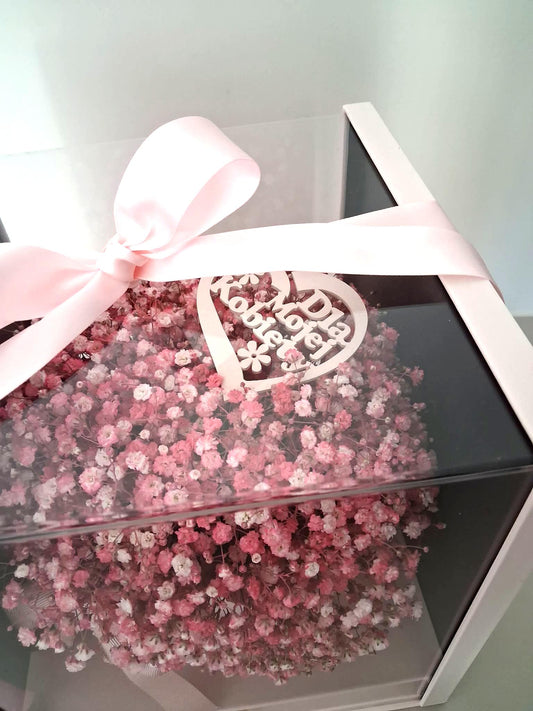 Flower box z różową gipsówką w eleganckim pudełku z szufladką- prezent na dzień kobiet. Mobilna kwiaciarnia